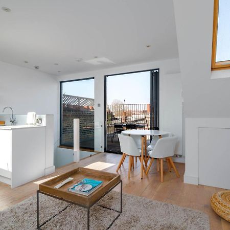 Modern Top Floor Home in West Kensington wTerrace Londen Buitenkant foto