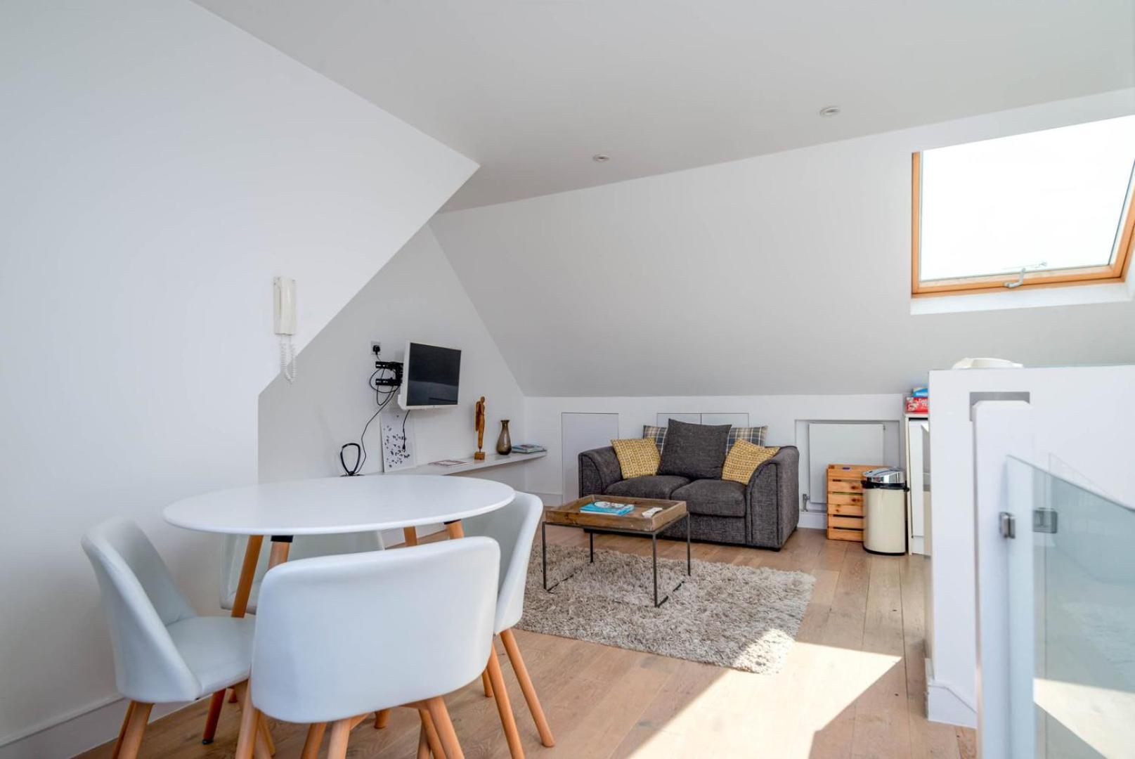 Modern Top Floor Home in West Kensington wTerrace Londen Buitenkant foto